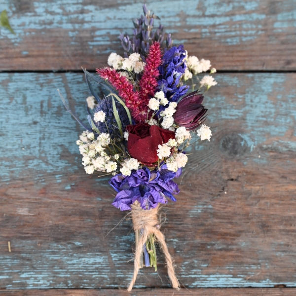 Tonal Twist Red Blue Dainty Buttonhole