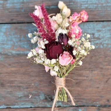 Tonal Twist Red Pink Dainty Buttonhole